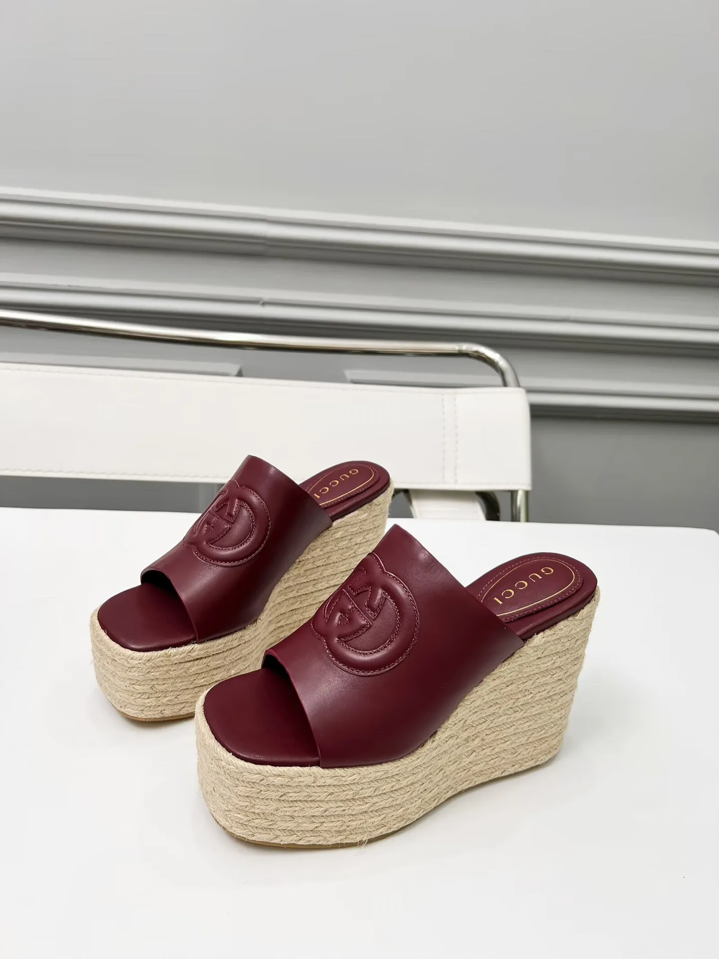 👟👟Ex-factory price 460👟👟 Gucci’s new slippers, fashionable, high-end and full of personality✅ Very stable, comfortable and durable for daily use, convenient and unique for daily matching, a must-have classic for summer, the upper is made of GUCCI brand stitching Fabric: cowhide Lining/feet: sheepskin Platform height: 11cm Color: black, white, brown, burgundy, pink Code number: 35-42 (41 and 42 need to be customized) Packaging: Comes with cloth bag and card.
